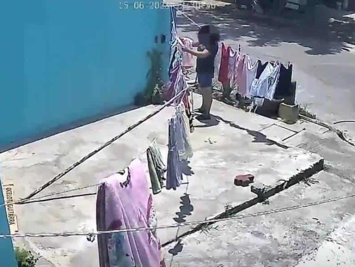 Captan en Veracruz a mujer que se roba la ropa colgada de los tendederos