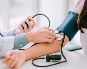La presión arterial baja con el calor: Te decimos como subirla de manera saludable