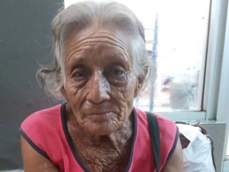Abandonan a abuelita en la calle en Minatitlán