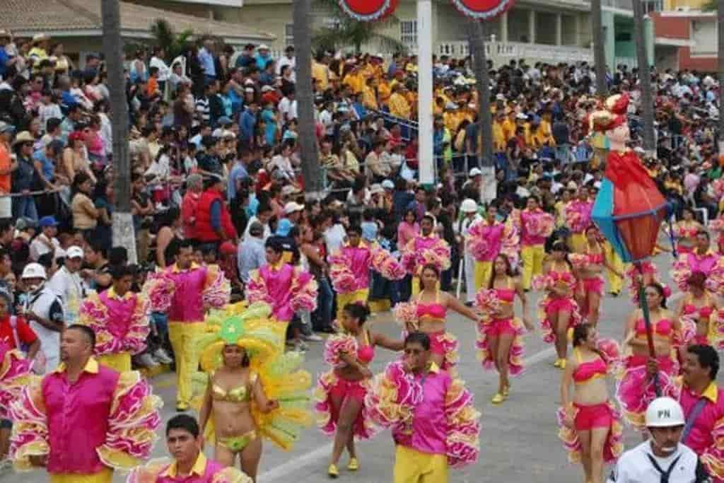 Exhortan no exponer al calor a adultos mayores en paseos del Carnaval de Veracruz