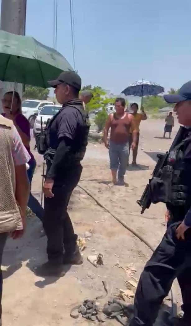 Alcalde de Paso de Ovejas huye en patrulla tras ser enfrentado por los pobladores