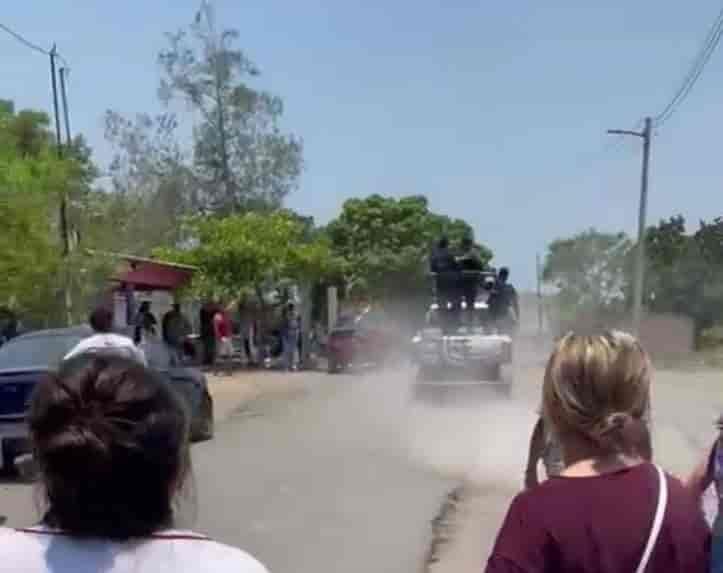 Alcalde de Paso de Ovejas huye en patrulla tras ser enfrentado por los pobladores
