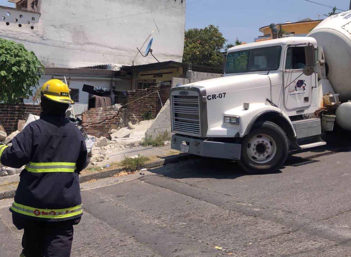 Choca camión cargado con cemento contra vivienda en Veracruz (+Video)