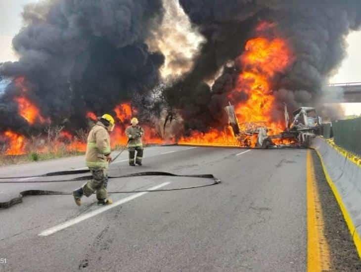 Infierno en la Nuevo Teapa-Cosolea: arde tracto camión tras terrible accidente; hay un muerto (+video)