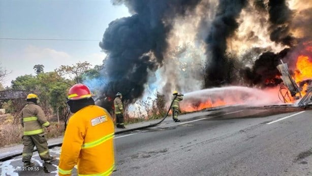 Infierno en la Nuevo Teapa-Cosolea: arde tracto camión tras terrible accidente; hay un muerto (+video)