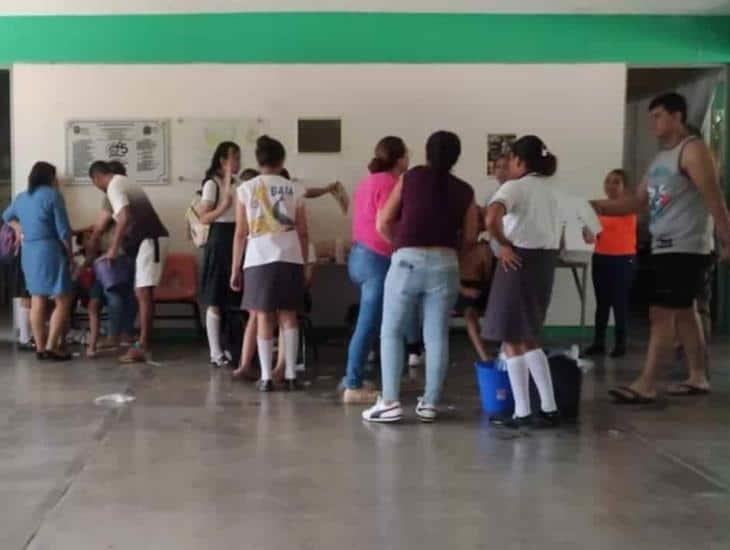 Por intenso calor se desmayan alumnos de secundaria en Soledad de Doblado