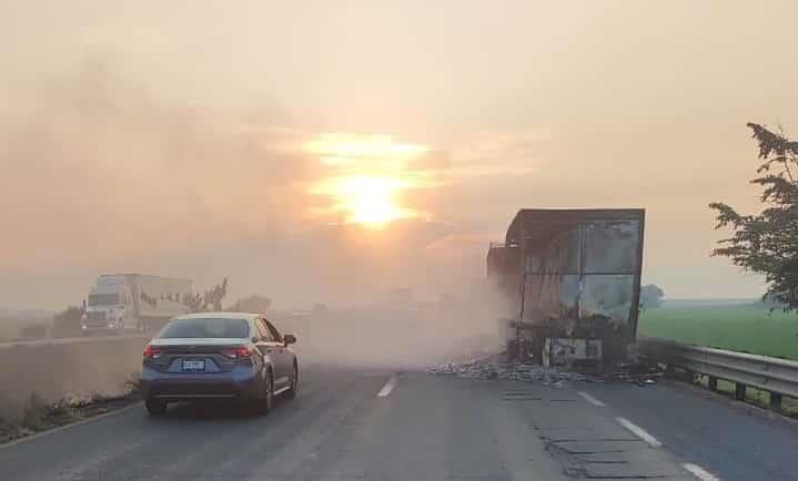 Arden par de remolques sobre la autopista Isla-Cosamaloapan