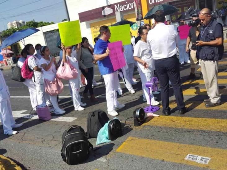 Realizan bloqueos en avenidas por falta de climas en IMSS de Veracruz