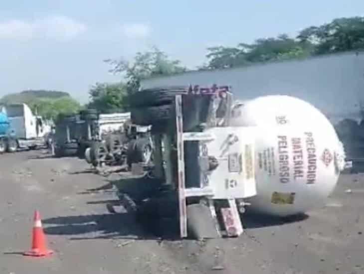 Vuelcan transporte con carga de gas en autopista Cosoleacaque- Tinaja; cierran autopista (+video)