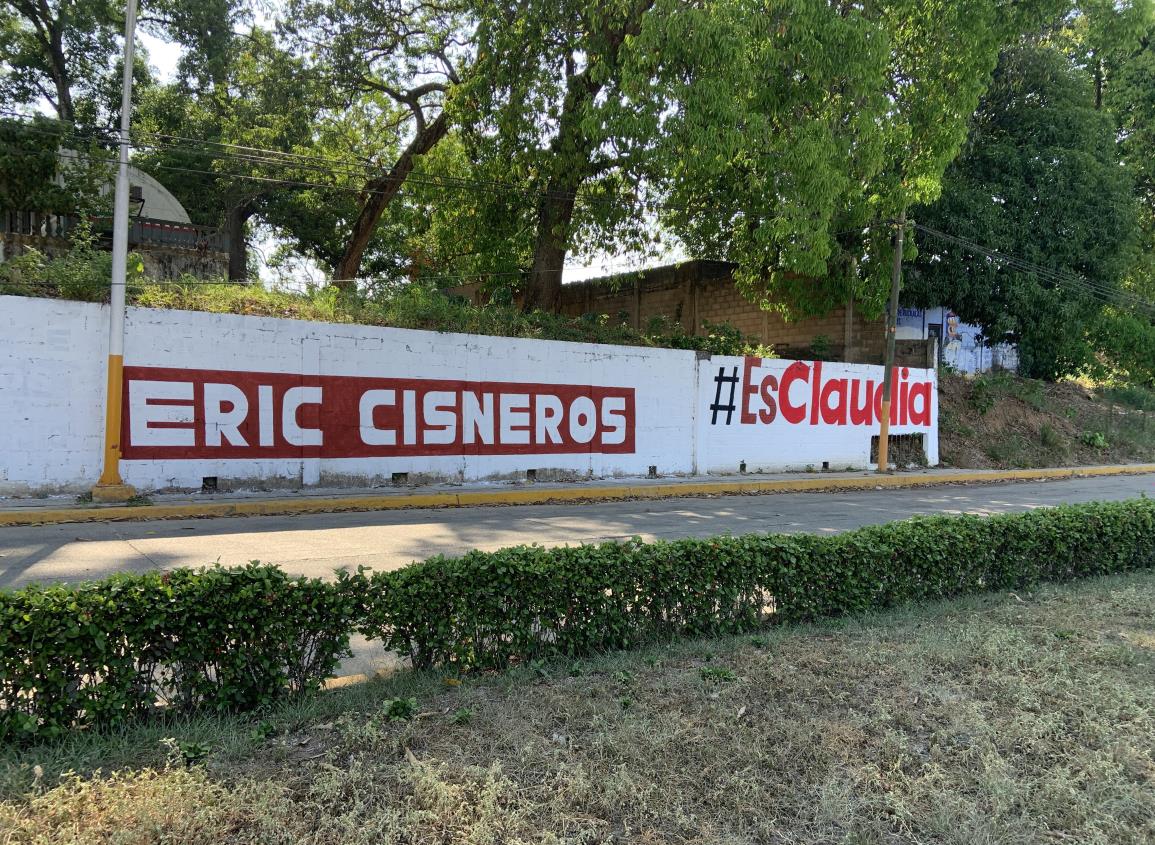 Se promueve Erick Cisneros en Acayucan con bardas y lonas