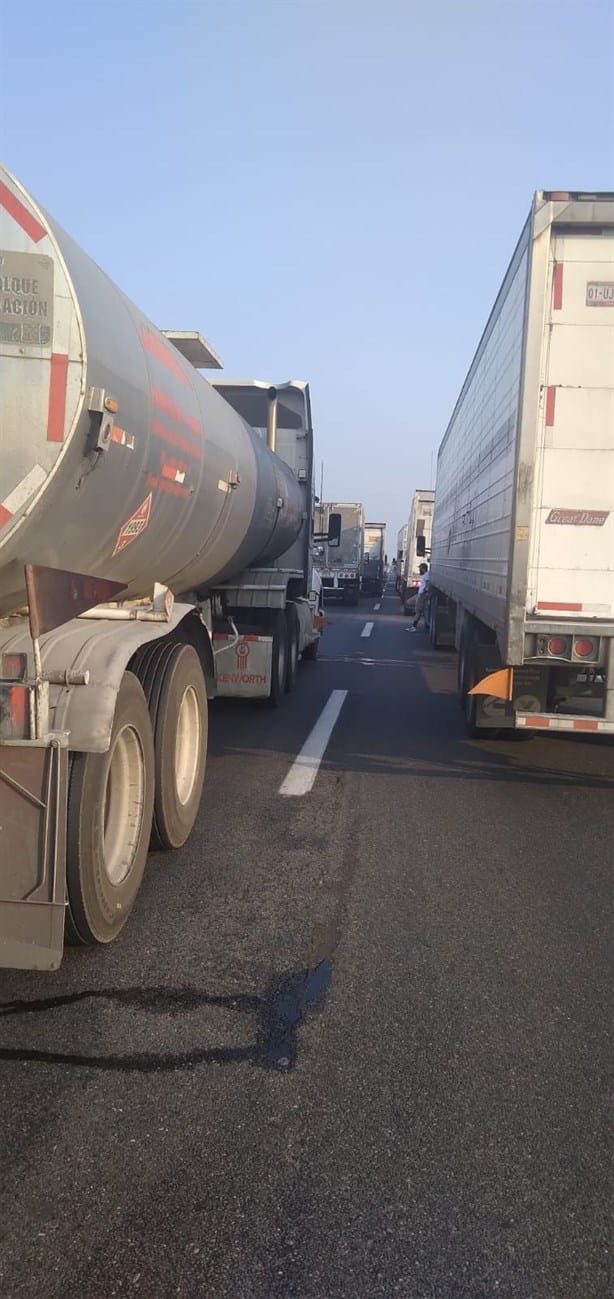 Vuelcan transporte con carga de gas en autopista Cosoleacaque- Tinaja; cierran autopista (+video)