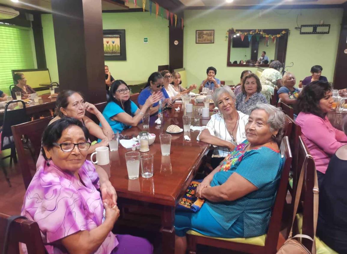 Desayunan mujeres jubiladas con representantes del consejo Local