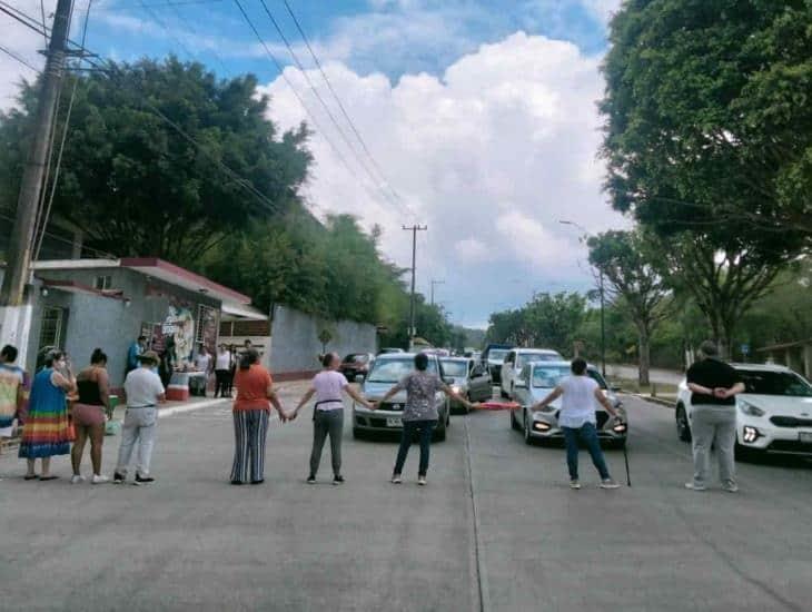 Xalapa: con sus cuerpos bloquean avenida por falta de agua