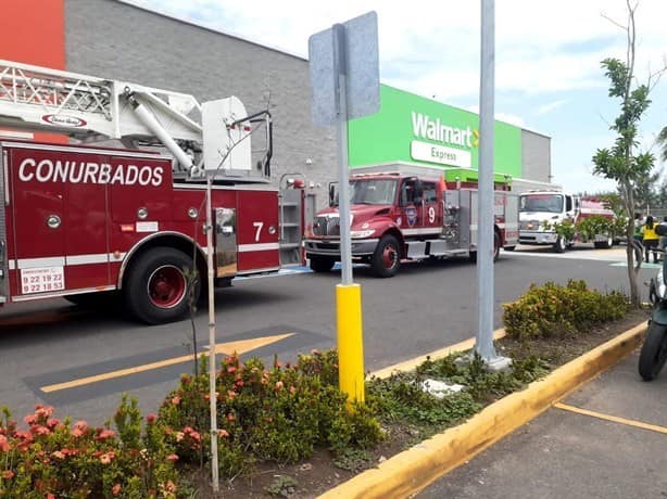 Incendio en Walmart Express de la Riviera Veracruzana moviliza corporaciones policiales