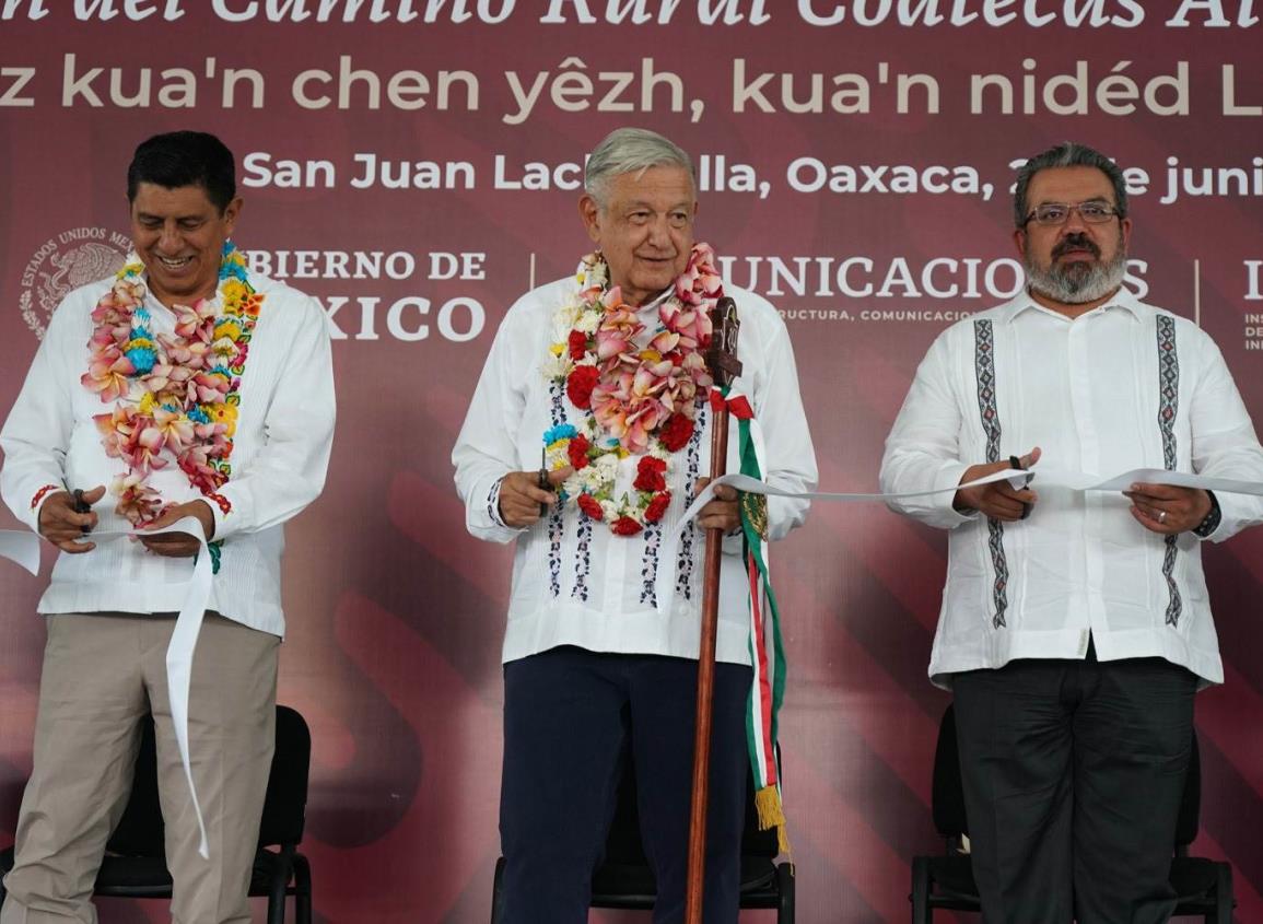 Presidente inaugura camino rural en Oaxaca