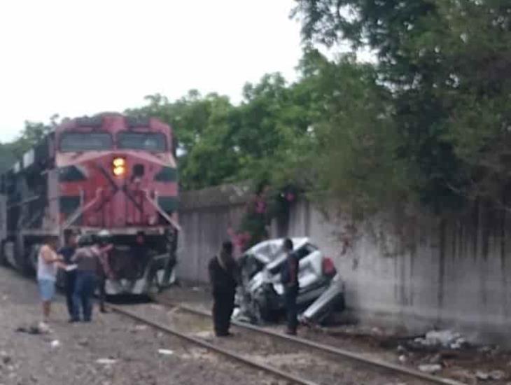 Tren arrastra camioneta que intentó ganarle el paso en Veracruz