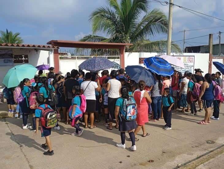 Toman primaria en villa Allende por falta de conserje; más de 150 estudiantes se quedan sin clases (+video)
