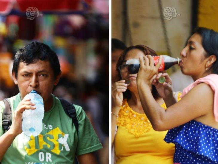 Alertan investigadores: mexicanos consumen más refresco que agua natural