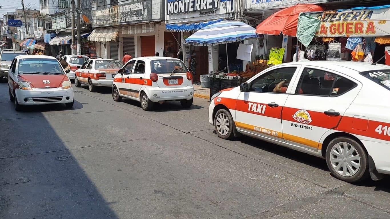Usuarios se quejan por tarifas excesivas en servicio de taxis