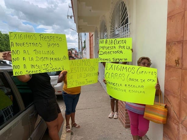 Protestan padres de familia en primaria de Soconusco; exigen destitución de directora (+Video)