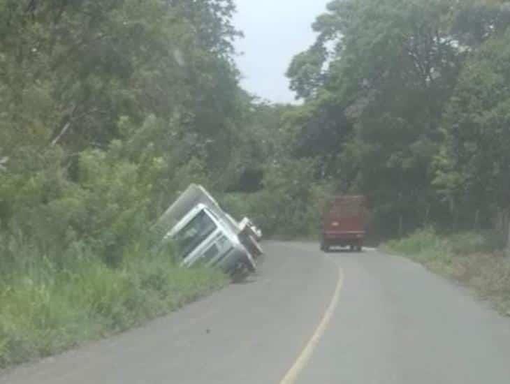 Veloz vehículo terminó fuera de la carretera; conductor perdió el control