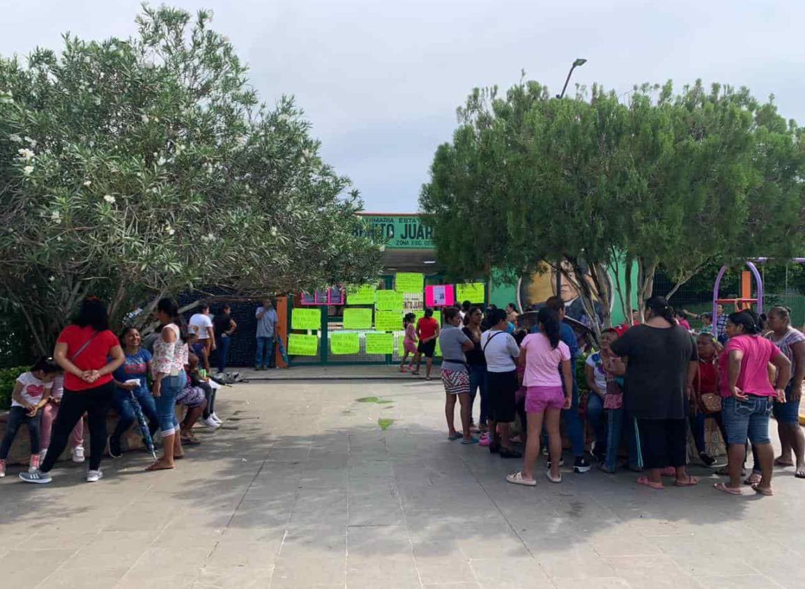 Suspenden a directora de primaria Benito Juárez de Soconusco tras protesta en su contra