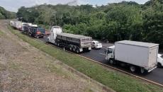 Retén migratorio genera caos vial en la Costera del Golfo l VIDEO