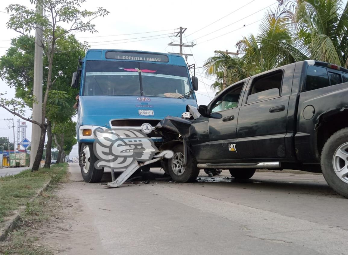 Urbano chocó de frente con camioneta frente a la Alameda 