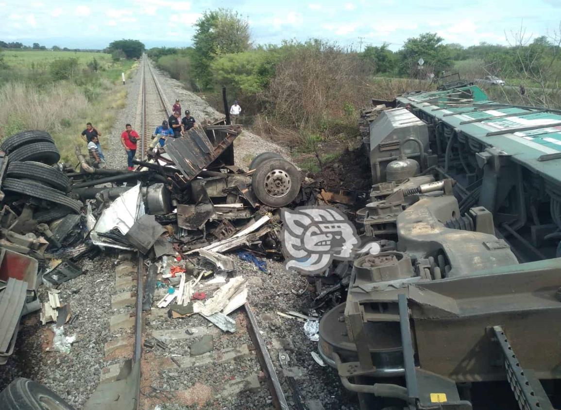 Se descarrila tren tras impacto de tráiler en Camarón de Tejeda; hubo rapiña