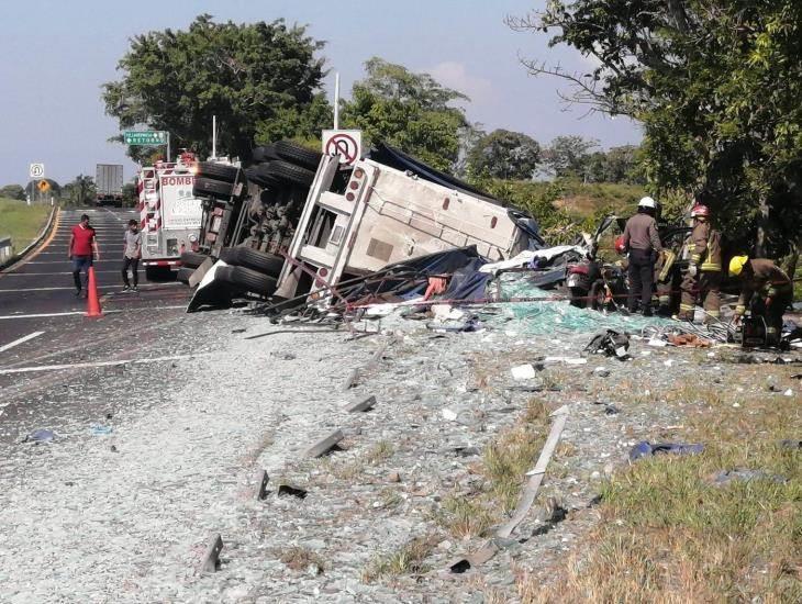 Vuelca tractocamión y cae sobre vagoneta en carretera del sur de Veracruz; hay 5 muertos y 2 lesionados l VIDEO