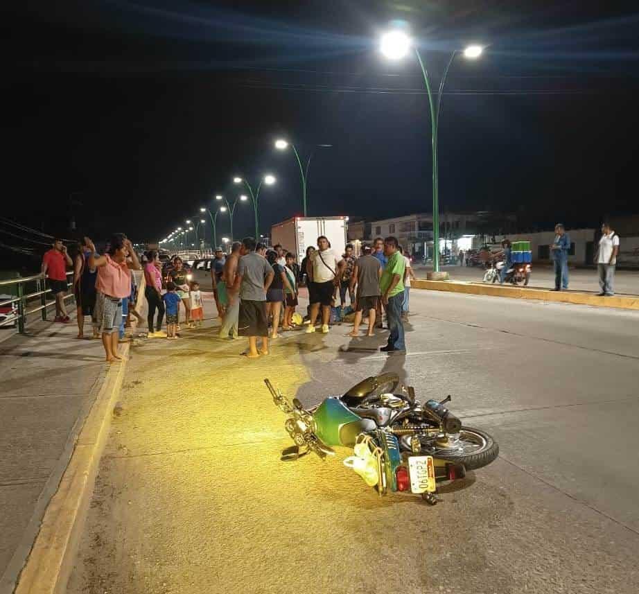 Mujer terminó lesionada tras derrapar en su motocicleta