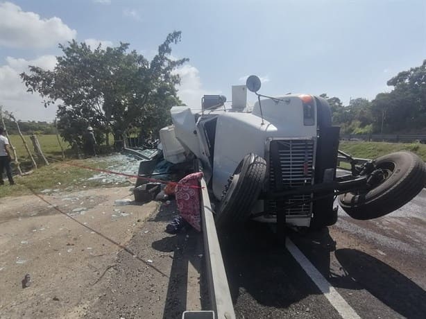 Vuelca tractocamión y cae sobre vagoneta en carretera del sur de Veracruz; hay 5 muertos y 2 lesionados l VIDEO