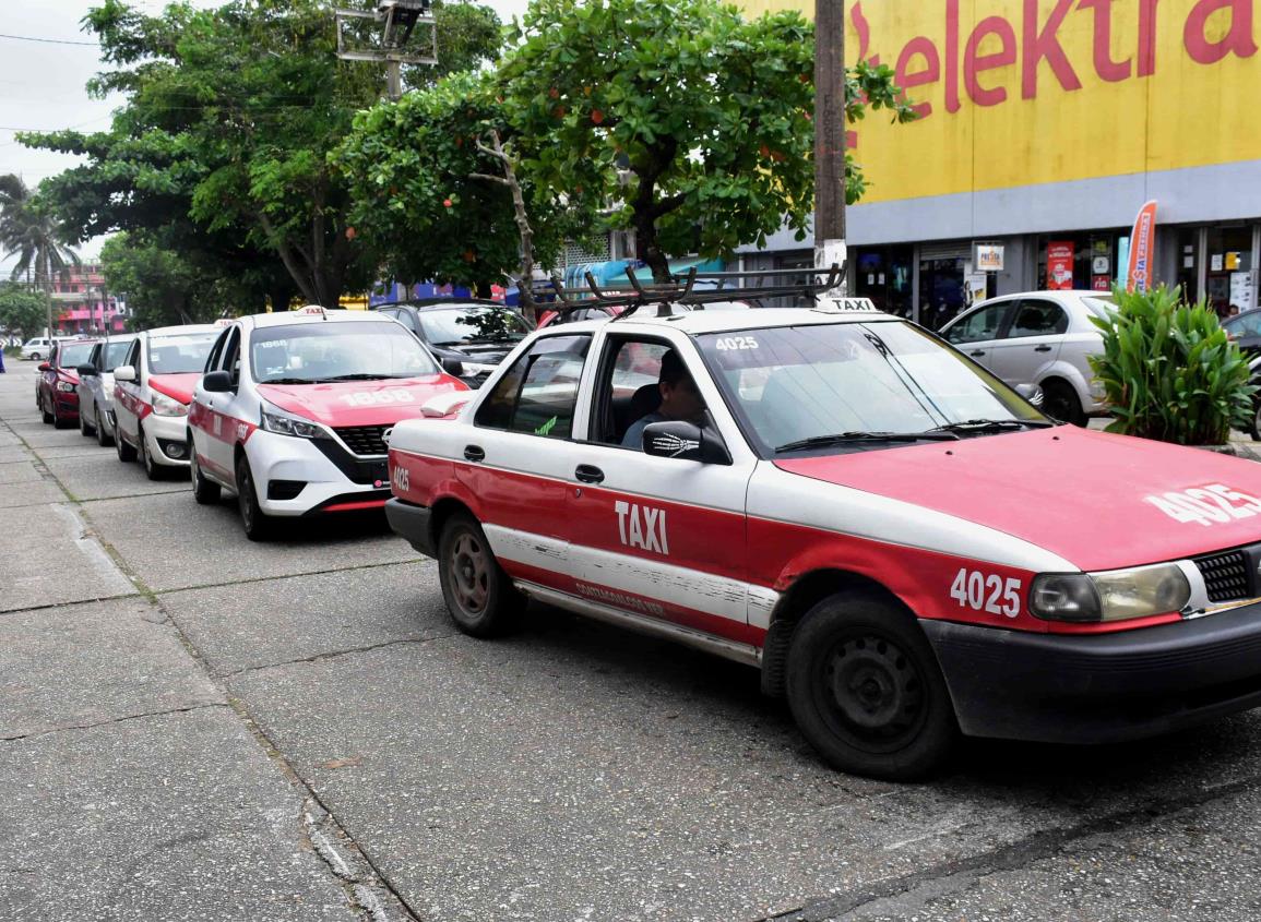 A cachazos pasajeros asaltan a taxista en Coatzacoalcos