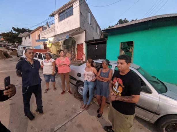 Protestan por obra abandonada de CAEV que ha causado daños en colonia de Acayucan