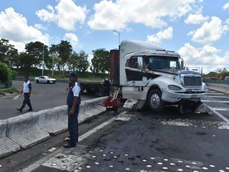Tractocamión se impacta contra muro en autopista Cosoleacaque-La Tinaja; iba a exceso de velocidad l VIDEO