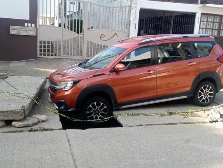 Camioneta cayó en un registro de la colonia Petrolera