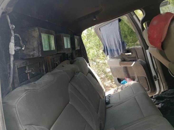 Narcos huyen de la Guardia Nacional dejando abandonada una camioneta blindada con material bélico