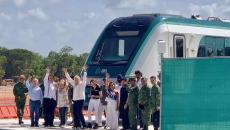 “El primer tren que tiene corazón”; AMLO recibe vagón del Tren Maya en Cancún l VIDEO