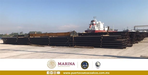 Llegan rieles del Tren Maya al puerto de Coatzacoalcos; la embarcación procede de China