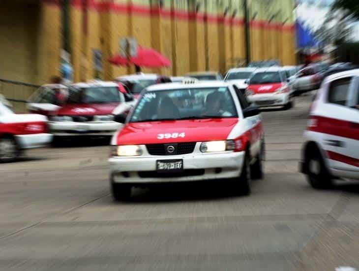 Violento asalto a sujeto tras salir de una cantina; ¡taxista lo molió a golpes!