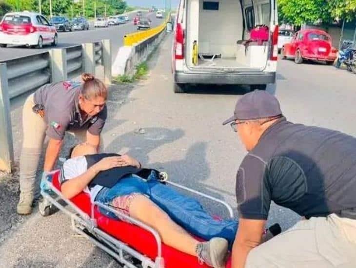 Motociclista termina gravemente herido al derrapar en carretera Transístmica