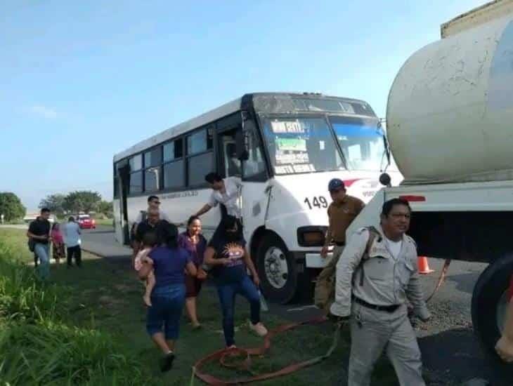 Conato de incendio en un autobús causa movilización de las autoridades en Cosoleacaque