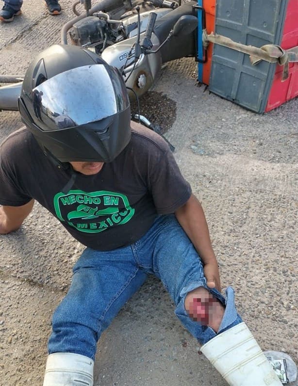 Motociclista resulta lesionado luego de ser arrollado por un automóvil en Minatitlán
