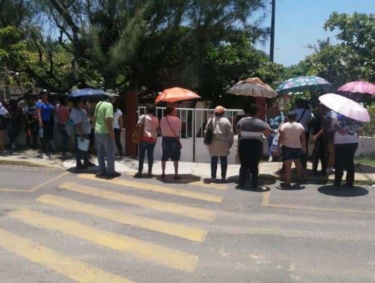 Protestan padres de familia en Telesecundaria de Las Barillas; exigen destitución de la directora por presunto fraude | VIDEO