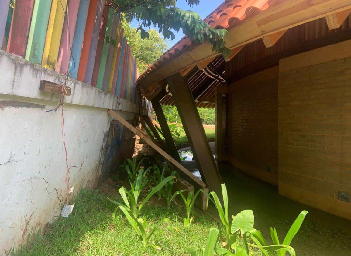 Vecinos reportan posible caída de una barda, piden que SEDATU no la deje sin reconstruir
