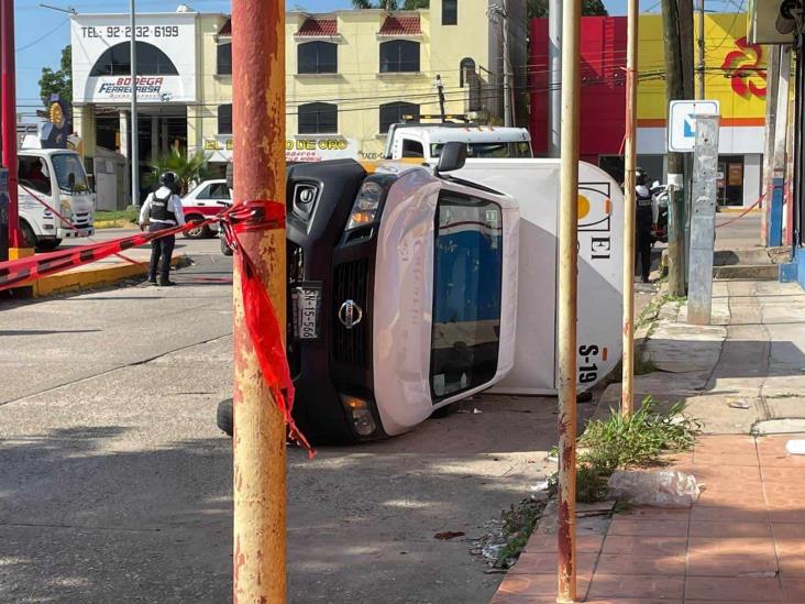 Se vuelca camioneta con cargamento de huevos en Minatitlán ¡Era robada!