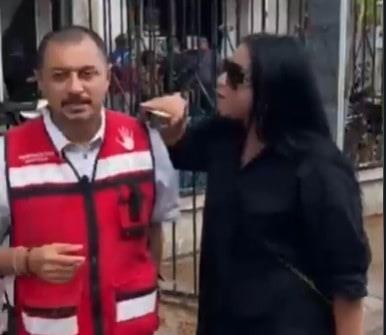 Cachetean a presidente de resistencia civil de Mina afuera de la fiscalía | VIDEO