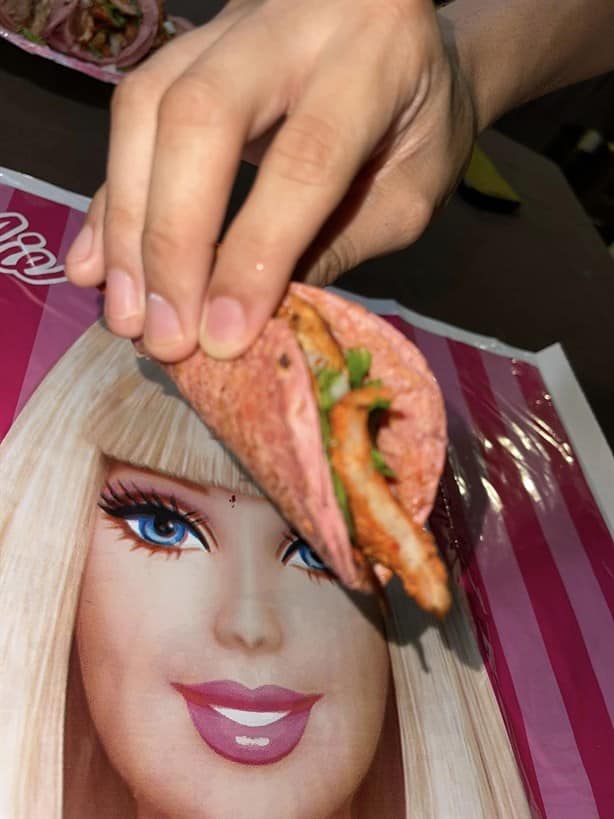 Este negocio de Coatzacoalcos ofrece los Tacos Barbie; ¡estarán por tiempo limitado!