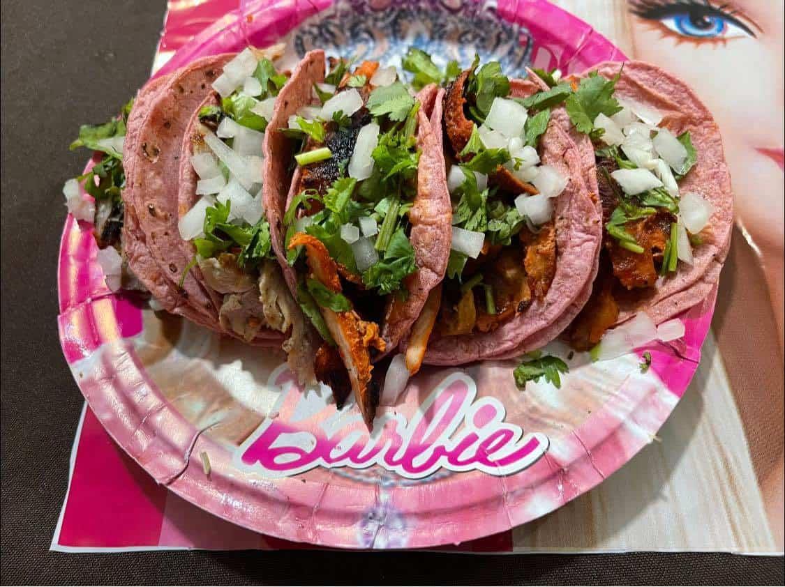 Este negocio de Coatzacoalcos ofrece los Tacos Barbie; ¡estarán por tiempo limitado!