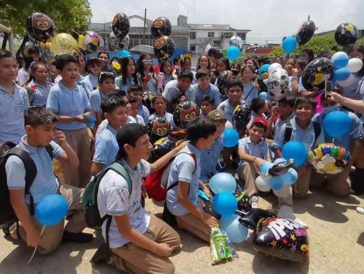 Padres de familia en primaria de Nanchital sorprenden a estudiantes que finalizaron sus estudios | VIDEO